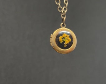 Collana con ciondolo tondo in bronzo anticato con vero fiore giallo pressato