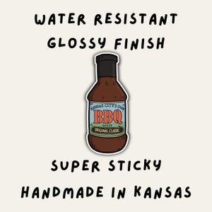 Peut inclure: Un autocollant repr&eacute;sentant une bouteille brune de sauce BBQ de Kansas City's Own. L'autocollant est r&eacute;sistant &agrave; l'eau, a une finition brillante et est super collant. Il est fait &agrave; la main au Kansas.