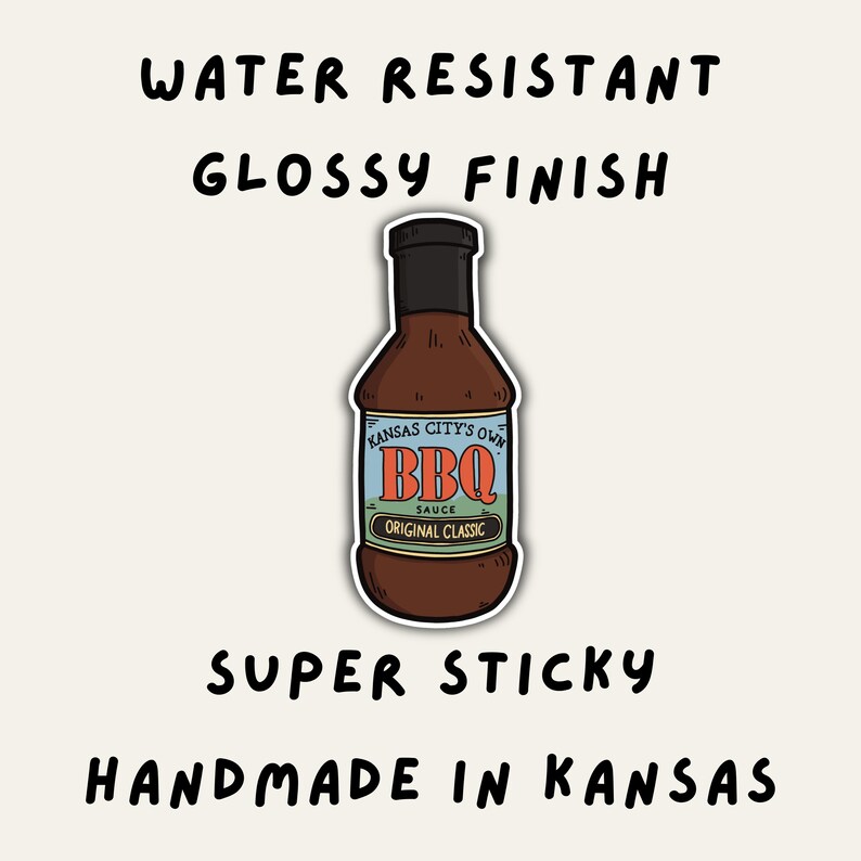 Peut inclure: Un autocollant repr&eacute;sentant une bouteille brune de sauce BBQ de Kansas City's Own. L'autocollant est r&eacute;sistant &agrave; l'eau, a une finition brillante et est super collant. Il est fait &agrave; la main au Kansas.