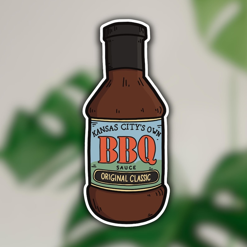 Peut inclure: Un autocollant repr&eacute;sentant une bouteille en verre brun de sauce barbecue avec une &eacute;tiquette blanche sur laquelle est inscrit "Kansas City's Own BBQ Sauce Original Classic".
