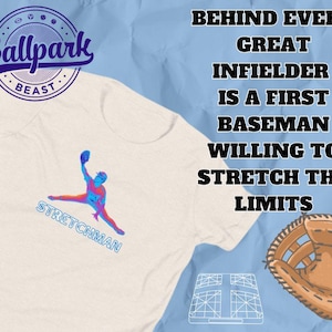 Pode incluir: Uma camiseta branca com uma ilustração azul e rosa de um jogador de beisebol esticando-se. O texto "Stretchman" está abaixo da ilustração. O texto "Ballpark Beast" está em um círculo no canto superior esquerdo da imagem. O texto "Behind every great infielder is a first baseman willing to stretch the limits" está em texto preto sobre um fundo azul.