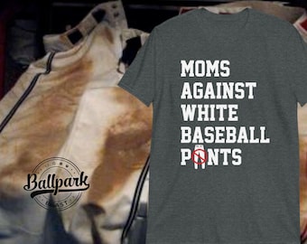 Può includere: Una maglietta grigio scuro con testo bianco che recita "MOMS AGAINST WHITE BASEBALL PANTS" con un cerchio rosso e una linea che attraversa un grafico di pantaloni da baseball bianchi.