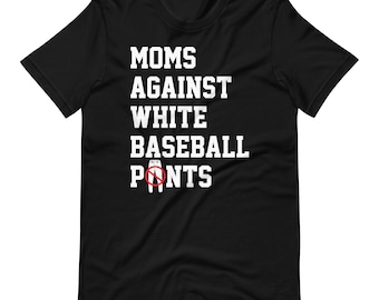 Può includere: Maglietta nera con testo bianco che recita "MOMS AGAINST WHITE BASEBALL PANTS" con un cerchio rosso e una linea che attraversa un contorno bianco di pantaloni.