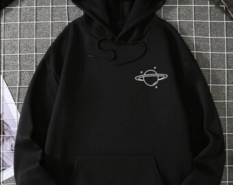 Sudadera con capucha negra con diseño minimalista de planeta blanco - Cosmic Simplicity
