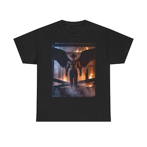 Puede incluir: Camiseta negra con un gráfico de una figura musculosa con grandes alas negras, con un sombrero de vaquero, de pie en un edificio en llamas. La imagen tiene un tema dramático y de fantasía.