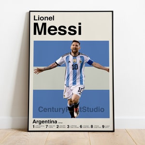 Puede incluir: Un póster con una foto de Lionel Messi con una camiseta de fútbol azul y blanca, celebrando un gol. El póster tiene un esquema de color azul, blanco y beige y el texto "Lionel Messi" en fuente negra. El texto "Argentina" está en la parte inferior del póster.