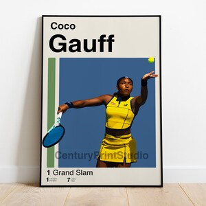 Peut inclure: Une affiche représentant une joueuse de tennis, Coco Gauff, vêtue d'une tenue de tennis jaune, tenant une raquette de tennis bleue et blanche. L'arrière-plan est bleu et l'affiche a une bande verte et blanche sur le côté gauche. Le texte "Coco Gauff" est en noir et blanc et le texte "1 Grand Slam" est en noir. L'affiche comprend également le texte "CenturyPrintStudio".