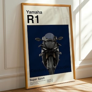 Può includere: Poster incorniciato con una moto Yamaha R1 nera su sfondo blu scuro. Il poster include il testo "Yamaha R1" e "Super Sport", insieme alle specifiche tecniche. La cornice è di colore marrone chiaro.
