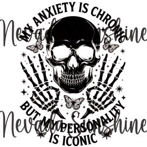 Puede incluir: Diseño gráfico en blanco y negro con una calavera, manos esqueléticas y mariposas. El texto dice: "MY ANXIETY IS CHRONIC BUT MY PERSONALITY IS ICONIC."