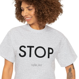 Najpierw zatrzymaj kawę, Unisex Heavy Cotton Tee, daj im znać, co jest pierwsze, ekipa kawowa, mój znak, kofeina, dopiero gdy dostanę kawę, kubek