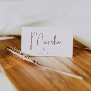 Plantilla de tarjeta de lugar para menú de bodas, fuente minimalista en oro rosa, plantilla de tarjeta de lugar plegada para bodas en blanco y negro, FLD002 - 3,2 x 2"