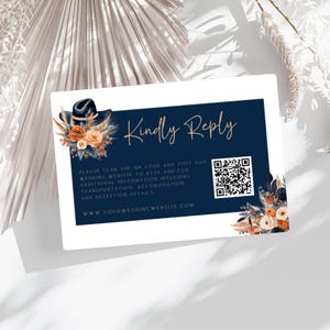 Peut inclure: Une carte de réponse RSVP de mariage bleu marine et blanche avec un motif floral et un code QR. Le texte sur la carte indique "Kindly Reply" et "Veuillez scanner le code QR et visiter notre site Web de mariage pour répondre et pour des informations supplémentaires, y compris le transport, l'hébergement et les détails de la réception. www.yourweddingwebsite.com"