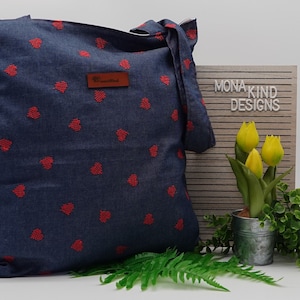 Jeanstasche blau bestickt mit roten Herzen