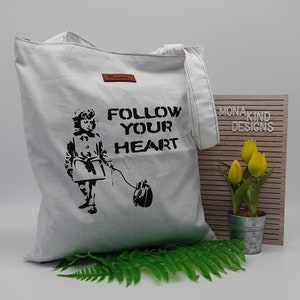 Baumwolltasche weiß mit Banksy's "Follow your heart"