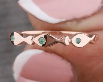 Anillo de pez de oro macizo, anillo llamativo redondo de esmeralda en oro de 14 k, anillo cristiano de pez con esmeralda, anillo minimalista de pez de Jesús, joyería artesanal.