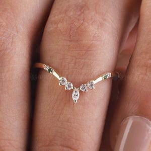 14k Solid Gold Lab Grown gebogener Ehering Chevron V-förmiger Ring für Frauen Zierlicher natürlicher Smaragdgrün Nesting Ring Stapelbarer Goldring