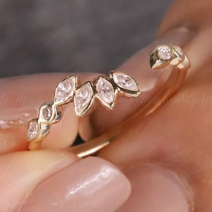 Unik moissanit, marquise och rund diamant i massivt guld, infattad med labododlad diamant, anpassad stapelbar öppen yta för Toi et Moi-ringen