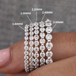 Könnte beinhalten: Ein Set aus sechs silbernen Ewigkeitsringen mit runden Diamanten, die in der Größe von 1,80 mm bis 3,00 mm reichen.