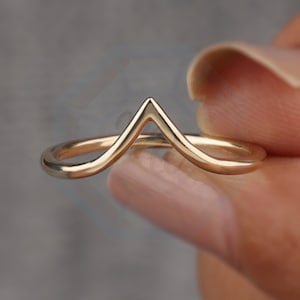 18K Plain Chevron Wedding Band, V Shaped Wedding Matching Ring, Vintage Curved Stacking Ring, Solid Yellow Gold Minimalist Ring for Women!!