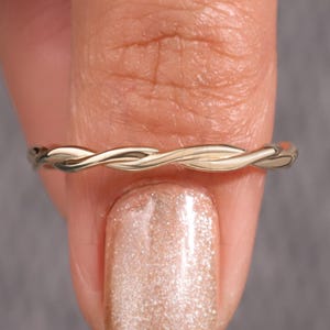 Gedraaide trouwring 2 mm Infinity Klassieke massief gouden damesring Eenvoudige touwring voor dagelijks gebruik Delicate ring met gedraaide tak Stapelbare ring voor haar