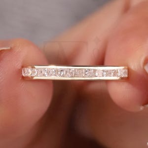 Anillo minimalista de aniversario con diamantes engastados en canal, diamantes cultivados en laboratorio de talla princesa, media eternidad, oro amarillo de 14 quilates, alianza de boda apilable para ella.