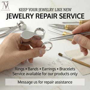 Könnte beinhalten: Werbung für Schmuckreparaturdienste. Das Bild zeigt eine Hand, die einen Ring mit einem Diamanten, eine Lupe und Werkzeuge hält. Der Text lautet "KEEP YOUR JEWELRY LIKE NEW JEWELRY REPAIR SERVICE". Der Text listet auch "Rings • Bands • Earrings • Bracelets" auf.