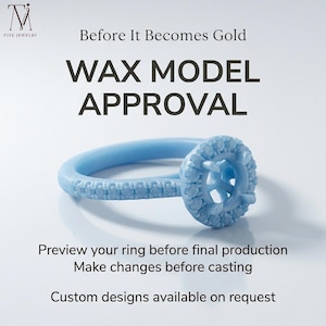 Puede incluir: Un anillo modelo de cera azul claro con un diseño detallado, utilizado para previsualizar diseños de anillos personalizados antes de la producción final. El texto dice "WAX MODEL APPROVAL" y "Preview your ring before final production, Make changes before casting, Custom designs available on request."