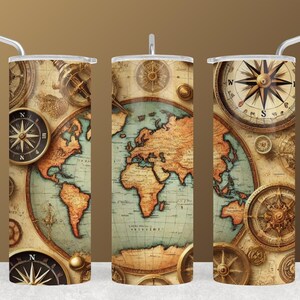 Puede incluir: Tres vasos de acero inoxidable con un diseño vintage de mapa del mundo y brújula. Los vasos presentan un mapa del mundo marrón y azul con rosas de los vientos y otros detalles náuticos.