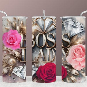 Può includere: Set di tre bicchieri in acciaio inossidabile con coperchi e cannucce. I bicchieri presentano un design con le parole "BOSS LADY", diamanti e rose rosa e rosse. Lo sfondo ha un effetto acquerello.