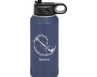 Puede incluir: Una botella de agua de acero inoxidable azul marino con tapa negra y pajita. La botella tiene un diseño de un violín con notas musicales y la palabra "Nombre" grabada en ella.