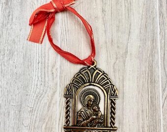 Ornamento vintage em relevo de bronze com a Virgem Maria segurando o Menino Jesus | Decoração natalina católica religiosa com fita vermelha