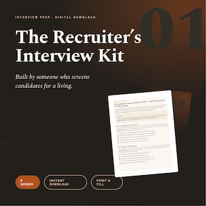 Könnte beinhalten: Ein digitaler Download mit dem Titel The Recruiter's Interview Kit auf dunkelbraunem Hintergrund mit weißem Text. Eine Dokumentenseite zeigt Interviewfragen unter Überschriften wie Ownership & Accountability und Conflict & Collaboration.