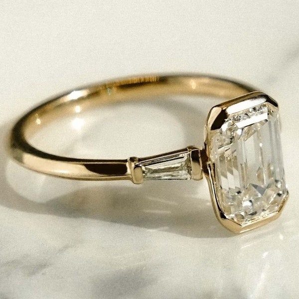 Anello di fidanzamento con taglio smeraldo da 3 CT Anello in oro massiccio 14K Anello con tre pietre Moissanite Bugguete Regalo di ringraziamento per le donne Regali di gioielli fatti a mano