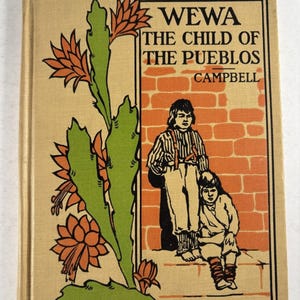Può includere: Copertina di libro vintage con il titolo "WEWA THE CHILD OF THE PUEBLOS" e il nome dell'autore, CAMPBELL. La copertina presenta un'illustrazione di cactus verde e arancione e un disegno di due figure davanti a un muro di mattoni.