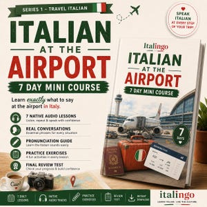 Può includere: Un libro di mini-corso di 7 giorni intitolato Italian at the Airport, con una copertina che mostra un aereo, una valigia, un passaporto e una carta d'imbarco. Il testo include 7 lezioni audio, conversazioni reali, guida alla pronuncia, esercizi e un test finale. Una tazzina bianca con la parola Ciao e una fotocamera sono visibili.