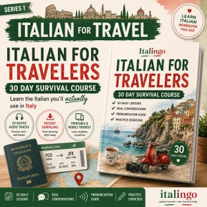 Può includere: Un libro intitolato Italian for Travelers 30 Day Survival Course con una copertina che mostra una città costiera italiana, uno scooter rosso, una fotocamera e una tazza di caffè. Include un passaporto italiano verde scuro e una carta d'imbarco.
