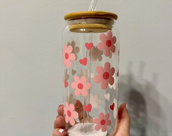 Vaso de vidrio con pajita y tapa de bambú