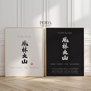 Puede incluir: Dos impresiones artísticas enmarcadas con marcos dorados. Una impresión tiene un fondo blanco con caligrafía japonesa negra y traducción al inglés. La otra impresión tiene un fondo negro con caligrafía blanca y texto en inglés. El texto dice "Fū-Rin-Ka-Zan" y "Wind Forest Fire Mountain."
