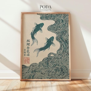 Puede incluir: Impresión artística enmarcada con dos carpas koi de color verde azulado nadando en agua verde azulado estilizada. La obra de arte tiene texto japonés y un sello rojo. El fondo es de color beige claro y el marco es de madera natural.