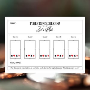 Puede incluir: Una tarjeta de puntuación de Poker Run blanca con el texto "POKER RUN SCORE CARD" y "Let's Ride". La tarjeta tiene espacios para cinco cartas de juego, con símbolos de palo. Incluye instrucciones y un espacio para la mano final.