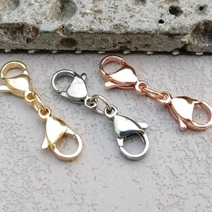 Peut inclure: Trois fermoirs à ressort en or, argent et or rose. Les fermoirs sont un accessoire de bijouterie populaire pour les colliers, les bracelets et autres projets de bijouterie.