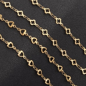 Puede incluir: Cuatro cadenas de oro con diferentes estilos de eslabones. Las cadenas están dispuestas en forma escalonada sobre un fondo negro.