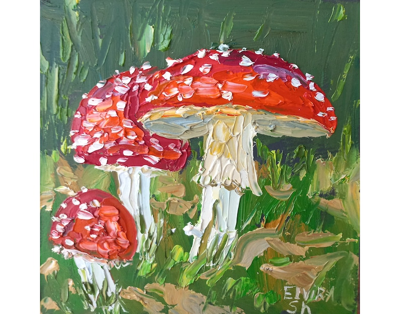 Puede incluir: Una pintura de dos setas rojas y blancas con tallos blancos que crecen en una zona verde cubierta de hierba. La seta m&aacute;s grande est&aacute; en primer plano y la m&aacute;s peque&ntilde;a est&aacute; detr&aacute;s.