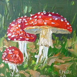 Puede incluir: Una pintura de tres setas rojas y blancas con tallos blancos que crecen en un bosque verde. Las setas est&aacute;n pintadas en un estilo realista con detalles visibles como las manchas en los sombreros.