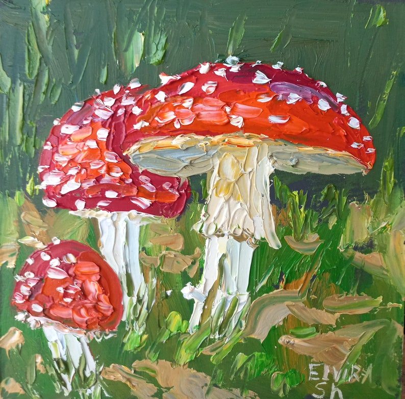 Puede incluir: Una pintura de tres setas rojas y blancas con tallos blancos que crecen en un bosque verde. Las setas est&aacute;n pintadas en un estilo realista con detalles visibles como las manchas en los sombreros.