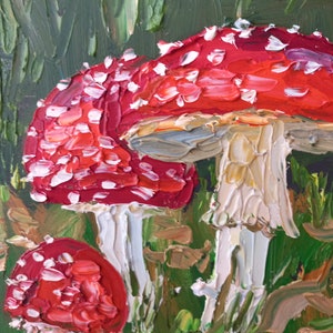 Puede incluir: Una pintura de tres setas rojas y blancas con tallos blancos que crecen en un bosque verde y marr&oacute;n. Las setas est&aacute;n pintadas en un estilo grueso y texturizado.