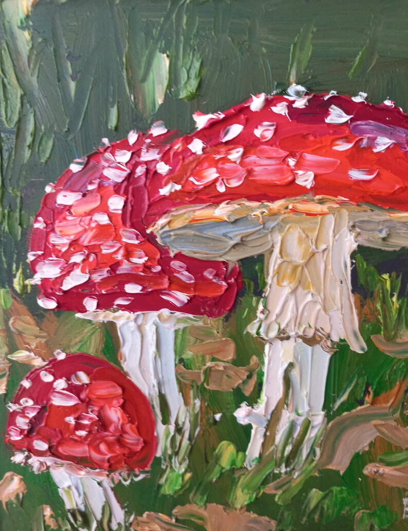 Puede incluir: Una pintura de tres setas rojas y blancas con tallos blancos que crecen en un bosque verde y marr&oacute;n. Las setas est&aacute;n pintadas en un estilo grueso y texturizado.