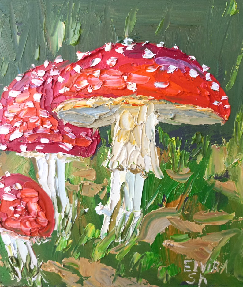 Puede incluir: Una pintura de setas rojas y blancas con tallos blancos que crecen en una zona verde cubierta de hierba. Las setas tienen manchas blancas en los sombreros rojos. La pintura est&aacute; firmada "ELVIRA SH" en la esquina inferior derecha.