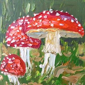 Puede incluir: Una pintura de tres setas rojas y blancas con tallos blancos que crecen en un bosque verde. Las setas est&aacute;n pintadas en un estilo grueso y texturizado.