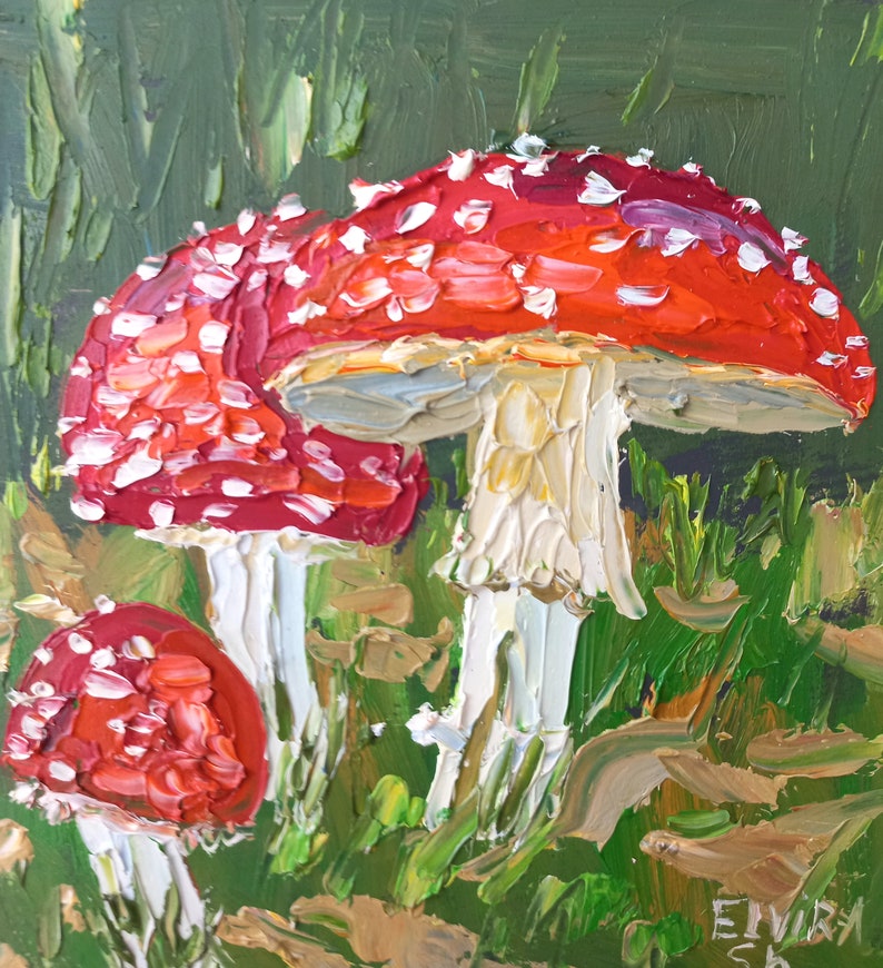 Puede incluir: Una pintura de tres setas rojas y blancas con tallos blancos que crecen en un bosque verde. Las setas est&aacute;n pintadas en un estilo grueso y texturizado.